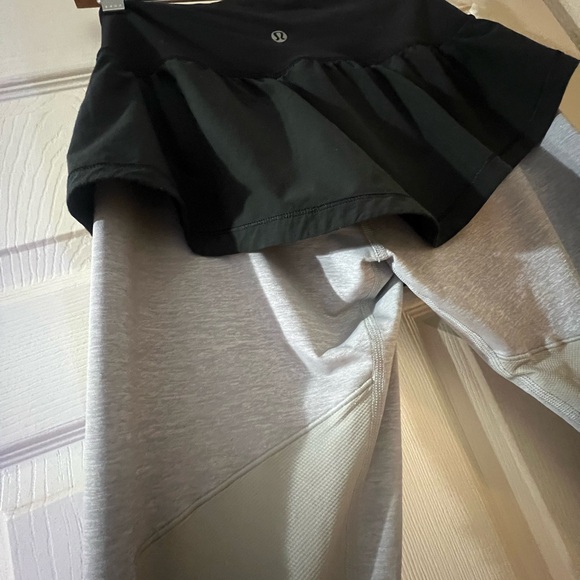 Lululemon Spin It To Win It Crop
Heathered Silver Slate / Black SIZE 6 - Picture 7 of 9